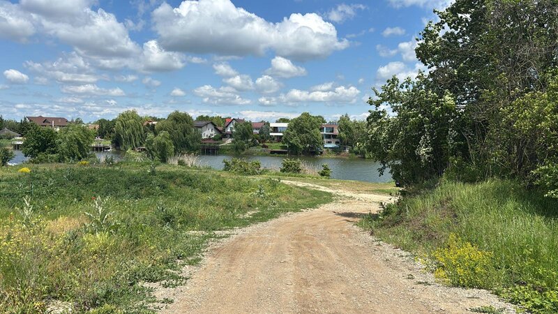 Corbeanca (Tamasi), teren intravilan langa lac si padure.