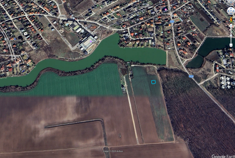 Corbeanca (Tamasi), teren intravilan langa lac si padure.